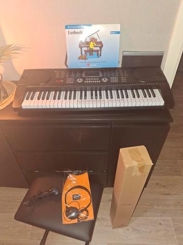 Keyboard met toebehoren zo goed als nieuw! beschikbaar voor biedingen