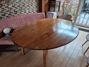 Prachtige notenhouten eettafel beschikbaar voor biedingen