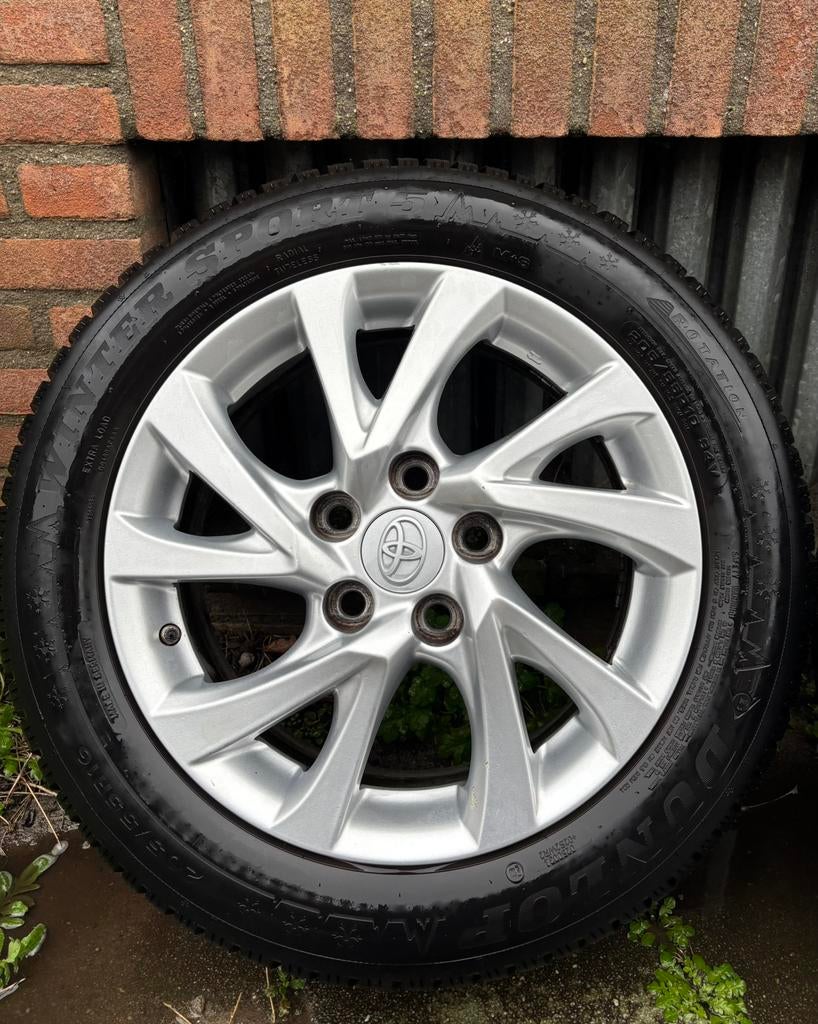Nette Toyota velgen met goede banden, 16 inch, Banden en Velgen, 205 mm, Winterbanden