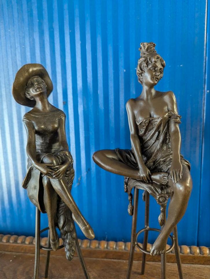 Bronzen Beelden Set Dames op Kruk, Antiek en Kunst, Kunst | Beelden en Houtsnijwerken, Ophalen of Verzenden