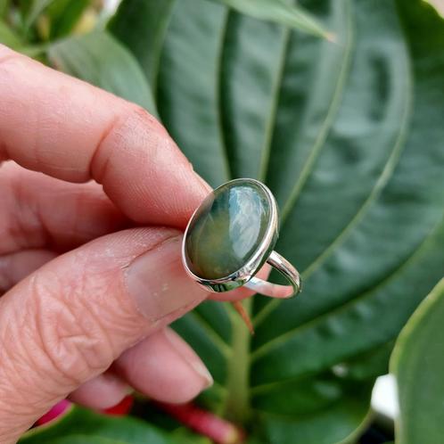 Mooie nieuwe zilveren ring met groene Jade mt 18, Sieraden, Tassen en Uiterlijk, Ringen, Nieuw, Dame, 18 tot 19, Groen, Zilver