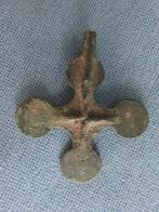 Middeleeuwen - kruis hanger in brons - 9e - 12e eeuw - bodem, Antiek en Kunst, Ophalen of Verzenden, Brons
