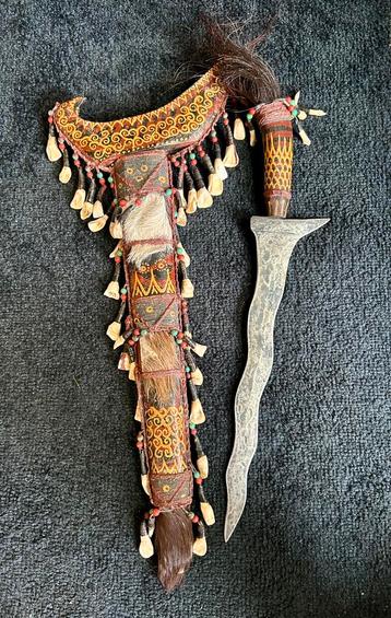 ️ Dayak ceremonieel zwaard – authentieke Mandau uit Borneo beschikbaar voor biedingen