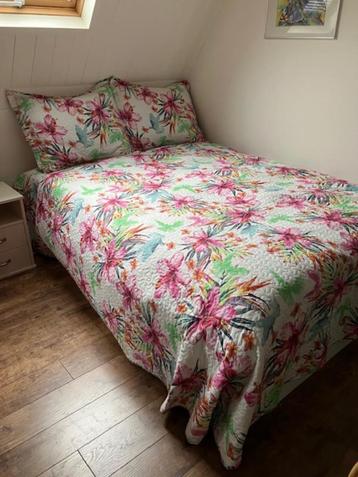 Prachtige sprei met 2 kussens met vrolijke kleuren beschikbaar voor biedingen