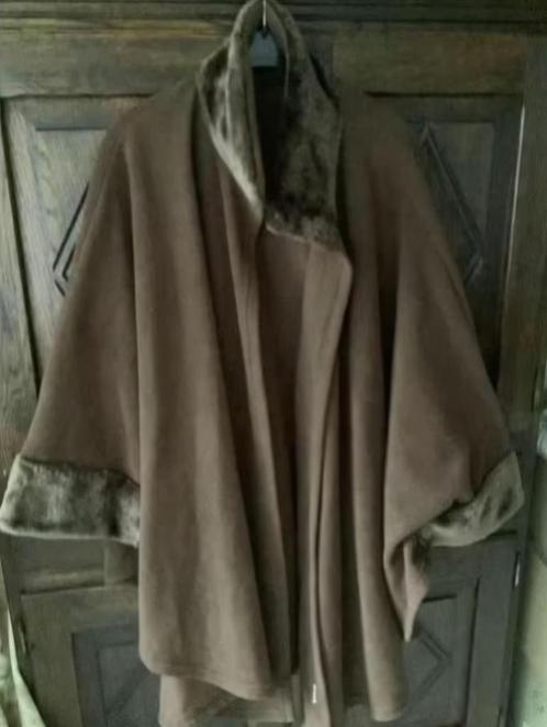 Bruine fleece poncho nepbonten kraag mouw; one size fits all, Kleding | Dames, Truien en Vesten, Zo goed als nieuw, Bruin, Ophalen of Verzenden