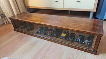 Modelauto's 1:32 met vitrine vooroorlogs beschikbaar voor biedingen