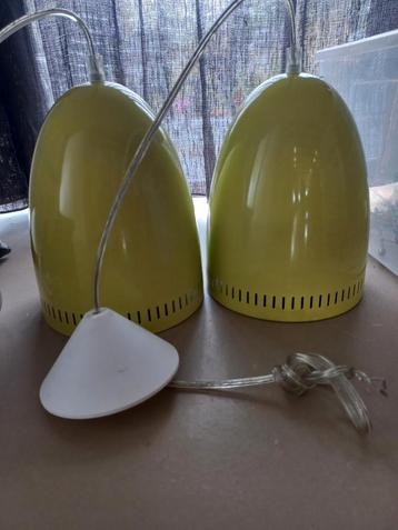 Twee limegroene hanglampen beschikbaar voor biedingen