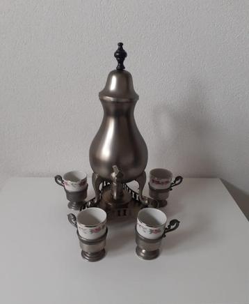 Tinnen theeset met kopjes beschikbaar voor biedingen
