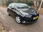 Toyota Yaris 1.5 Hybrid 100pk CVT 2020 Zwart, Auto's, Toyota, 1497 cc, 4 cilinders, Zwart, Grijs