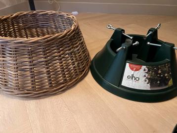 2x Kerstboom standaard met rieten mand beschikbaar voor biedingen