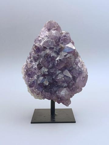 Amethistcluster uit Brazilië – 784 gram – op standaard beschikbaar voor biedingen