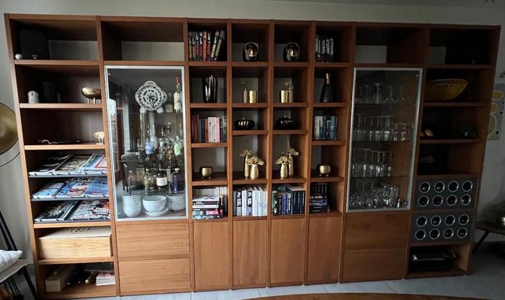 Grote wandkast Lecco van BoConcept – Walnotenhout, Huis en Inrichting, Kasten | Wandmeubels, Zo goed als nieuw, 200 cm of meer