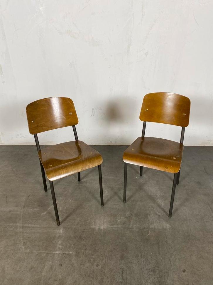 Partij van 159 schoolstoelen van Satelliet, Huis en Inrichting, Stoelen, Gebruikt, Vijf, Zes of meer stoelen, Bruin, Ophalen of Verzenden