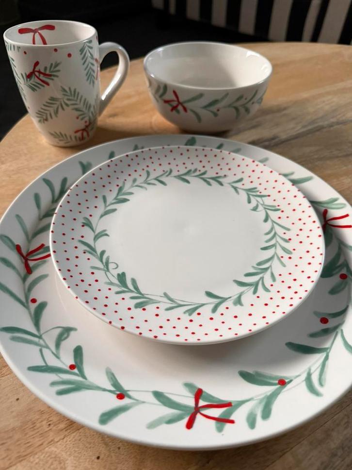 Gevraagd! Kerstservies blokker strikjes/ takjes, Diversen, Kerst, Zo goed als nieuw, Ophalen of Verzenden