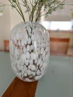 Glazen vaas met kunstbloemen, Huis en Inrichting, Minder dan 50 cm, Glas, Ophalen of Verzenden, Wit