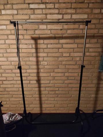 Kledingrek met wielen beschikbaar voor biedingen