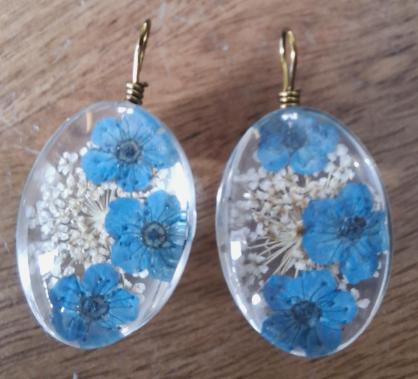 2 stuks epoxy hars hangers met droogbloemen. 25x17x12,5 mm, Hobby en Vrije tijd, Kralen en Sieraden maken, Ophalen of Verzenden