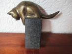 KAT Brons op marmeren zuil totale hoogte 12 cm € 45, Ophalen of Verzenden, Brons