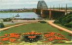(300-082-017) Nijmegen Waalbrug met bloementapijt, Verzamelen, Verzenden, Gelderland