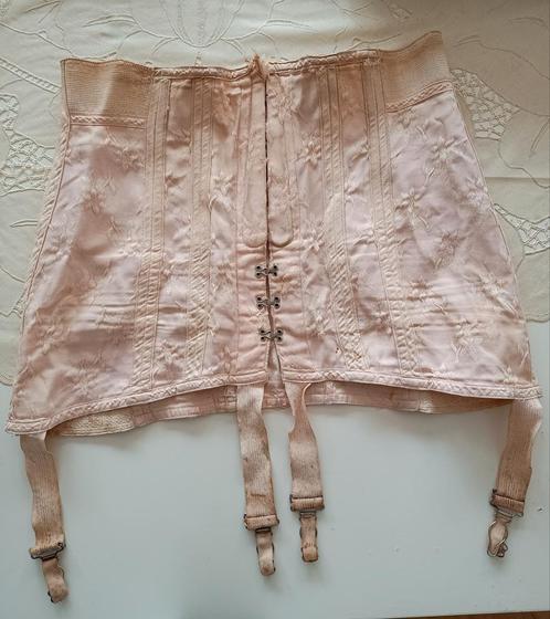 Oud corset in een zalm/roze kleur in mooi bewerkte stof 🌹, Antiek en Kunst, Antiek | Kleding en Accessoires, Ophalen of Verzenden