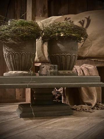 Houten plateau op voet sober landelijk beschikbaar voor biedingen