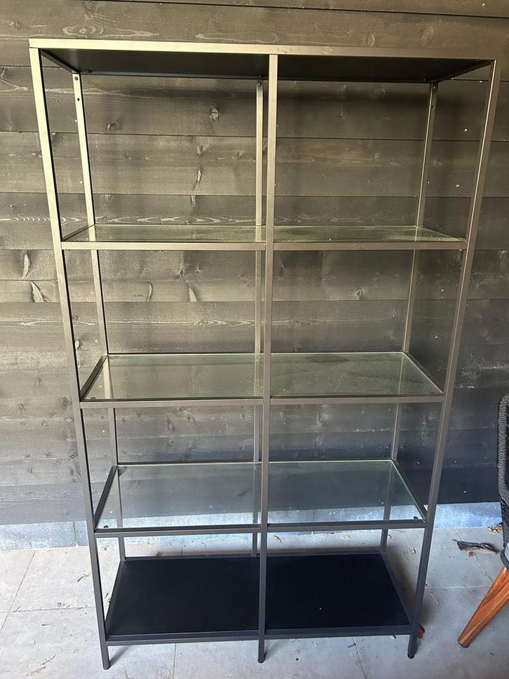Stijlvolle metalen kast met glazen planken, Huis en Inrichting, Kasten | Stellingkasten, Gebruikt, Ophalen