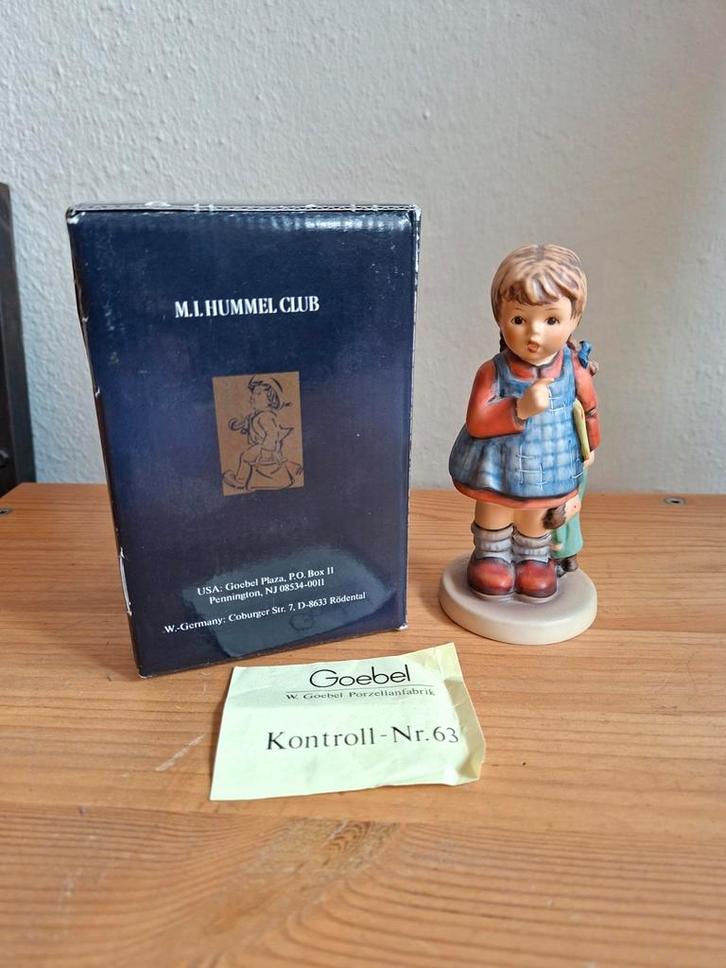Gesigneerd Hummel Beeldje 486 Dagmar Kohn, meisje I wonder, Verzamelen, Beelden en Beeldjes, Nieuw, Hummel, Ophalen of Verzenden