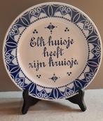 Wandbord Société Ceramique 'Elk huisje heeft zijn kruisje', Ophalen of Verzenden