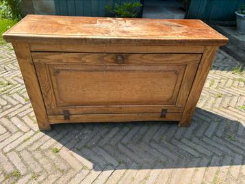 Vintage antieke houten kast / dressoir beschikbaar voor biedingen