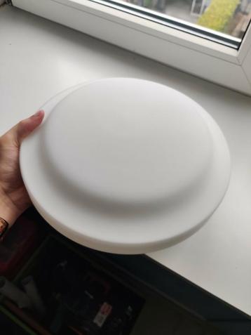 Witte plafondlamp voor in (bijv) de badkamer beschikbaar voor biedingen