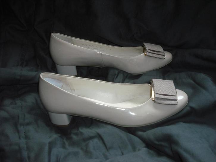 pumps maat 40 met laag hakje merk : Högl, Kleding | Dames, Schoenen, Zo goed als nieuw, Pumps, Grijs, Ophalen of Verzenden