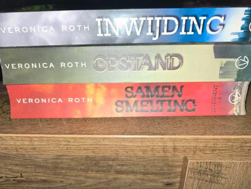 YA boeken; 7 stuks! Divergent & Twilight!, Boeken, Fantasy, Gelezen, Ophalen of Verzenden