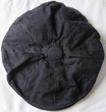 Pet zwart met klep met drukknoopje beschikbaar voor biedingen