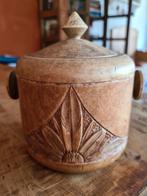 Antieke houten tabakspot met gesneden figuren, Verzamelen, Rookartikelen, Aanstekers en Luciferdoosjes, Ophalen of Verzenden, Tabaksdoos of Verpakking