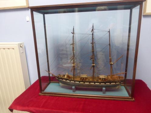 Met de hand gemaakte driemaster in antieke mahonie vitrine, Antiek en Kunst, Antiek | Overige Antiek, Ophalen