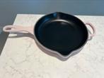 NIEUWE Le Creuset Skillet 23 cm Shell Pink, Gietijzer, Nieuw, Ophalen of Verzenden, Keramische plaat