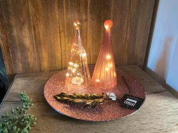 Nieuw gezellige set bord, 2 glazen led kerstboompjes en tak beschikbaar voor biedingen