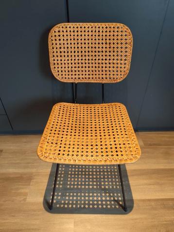 Rieten stoelen met zwart stalen frame beschikbaar voor biedingen