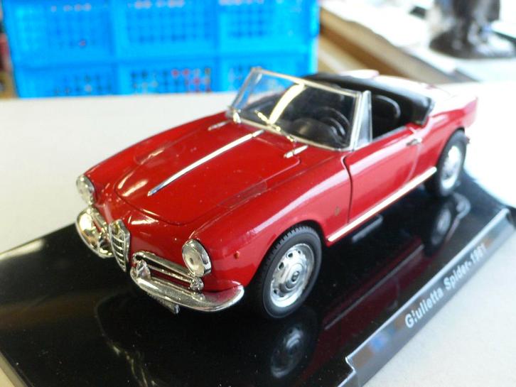 alfa romeo giuletta spider 1961 - 1/24 -geheel metaal-TOP!!!, Hobby en Vrije tijd, Modelauto's | 1:24, Nieuw, Auto, Bburago, Verzenden