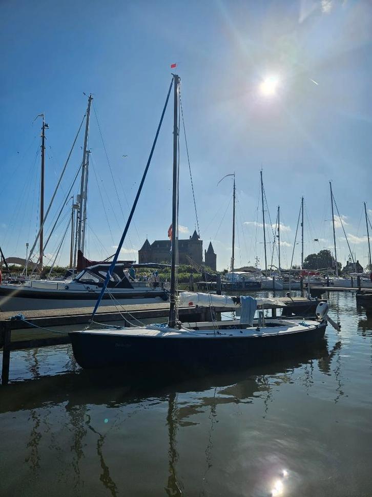 Zeilboot polyvalk + buitenboordmotor + dektent, Watersport en Boten, Open zeilboten, Gebruikt, Valk, 6 meter of meer, Polyester