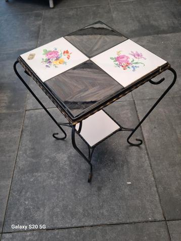 Vintage Tegel Salontafel beschikbaar voor biedingen