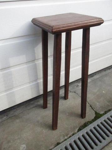 Smalle houten plantentafel beschikbaar voor biedingen