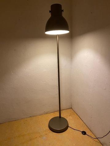 staande lamp beschikbaar voor biedingen