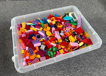 Volle bak met LEGO beschikbaar voor biedingen