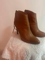 Cognac bruine enkellaarsjes met naaldhak, Kleding | Dames, Ophalen of Verzenden, Zo goed als nieuw, Bruin