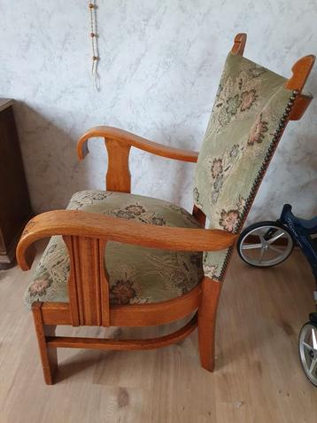 Vintage fauteuil met houten frame beschikbaar voor biedingen