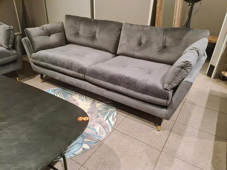Nieuwe ruime 2,5zits bank adore velvet grijs 205cm €795, Huis en Inrichting, Woonaccessoires | Overige, Nieuw, Ophalen