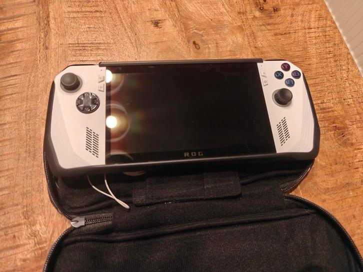 ROG Ally Z1 Extreme + Hoes & Docking Station, Spelcomputers en Games, Games | Nintendo Switch, Zo goed als nieuw, Avontuur en Actie