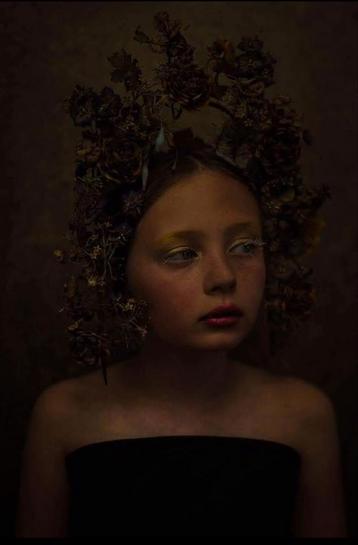 Portret met Bloemenkroon - Kunstfoto Print beschikbaar voor biedingen