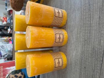 Nieuwe gele kaarsen  beschikbaar voor biedingen